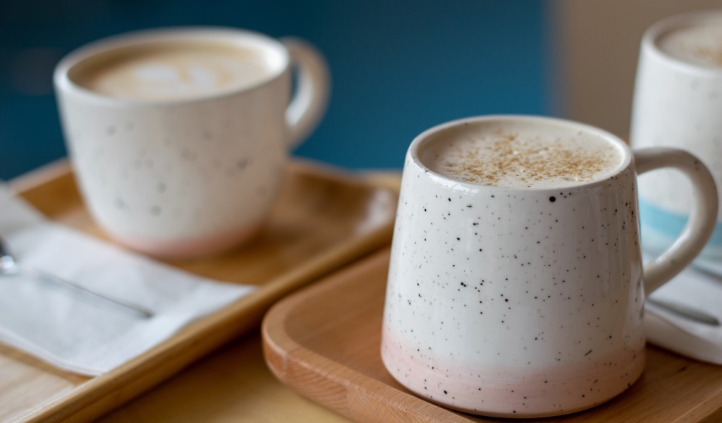 Две чашки горячего кофе с пенкой 