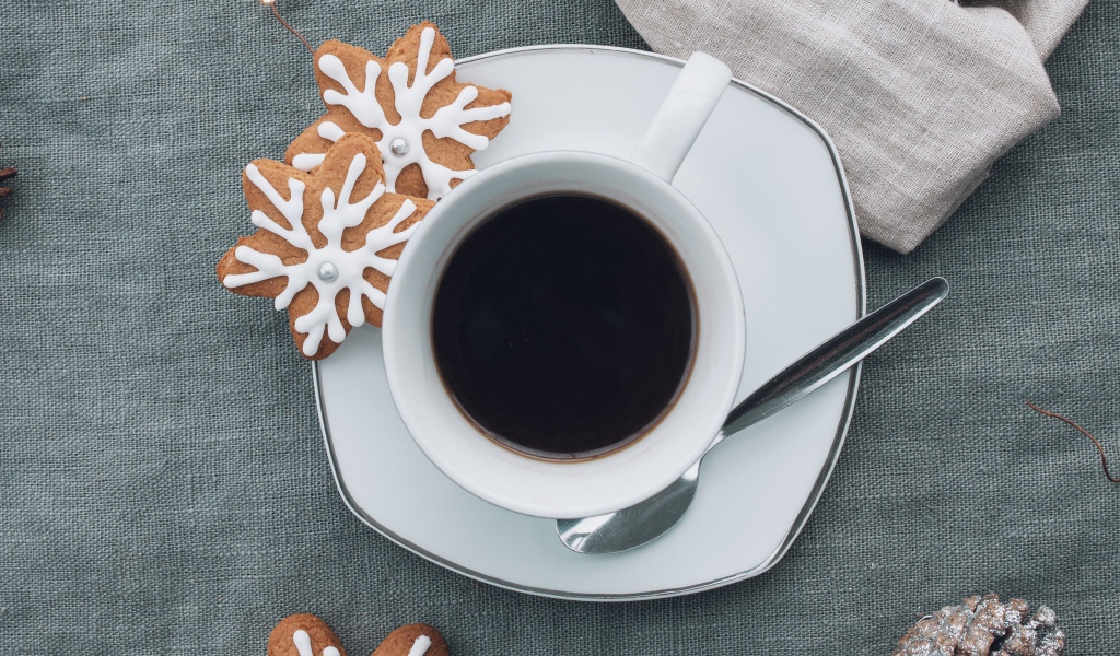 Белая чашка горячего кофе с печеньем 