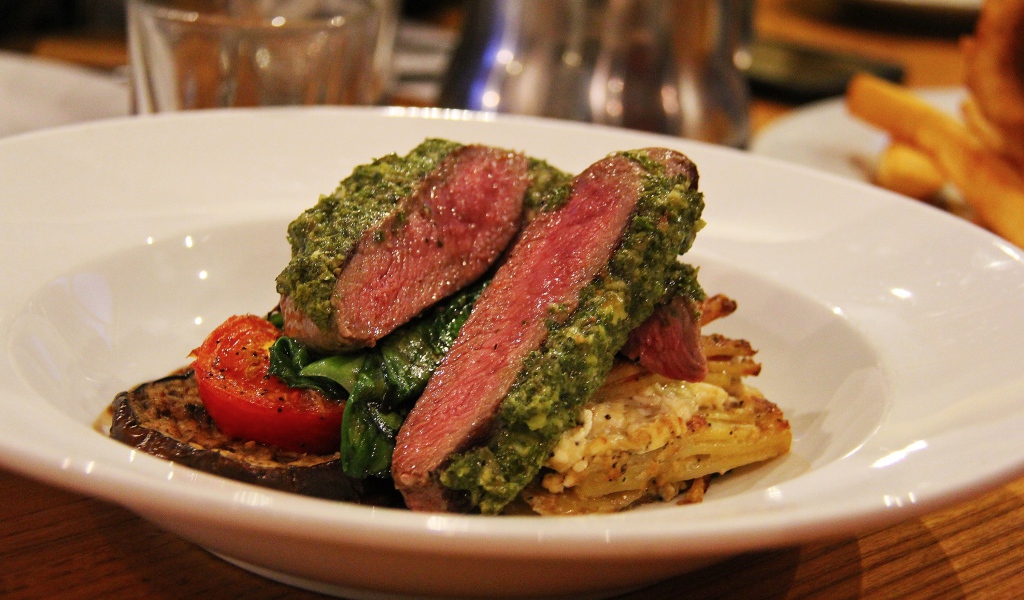 Аппетитный стейк на тарелке с овощами