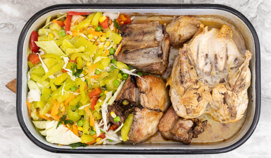 Запеченная курица с овощами в противне