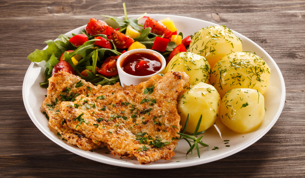 Куриная отбивная с салатом из овощей и вареным картофелем 