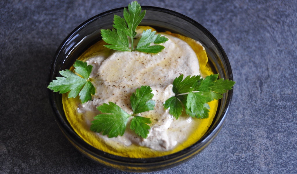 Печеночный паштет в тарелке с зеленью петрушки 