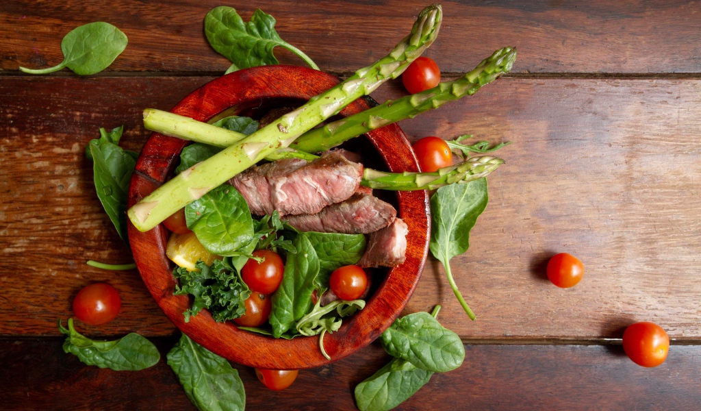 Свиные ребрышки с помидорами и спаржей 