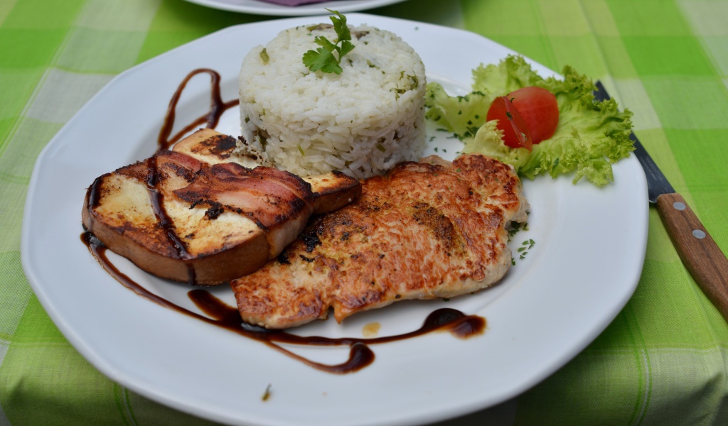 Рис на тарелке с кусками мяса