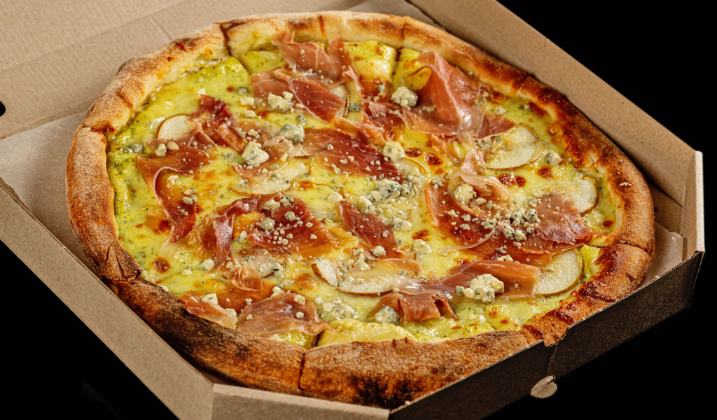 Коробка с пиццей на черном фоне