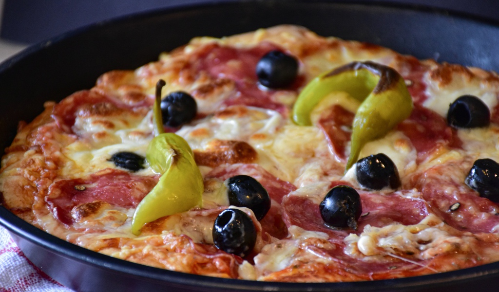 Пицца с оливками и перцем на сковороде 