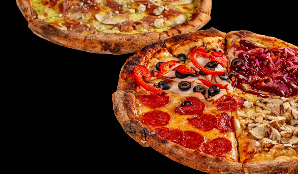 Две аппетитные пиццы на черном столе