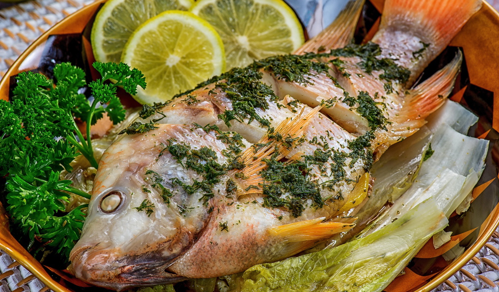 Запеченный карп с лимоном и листьями салата 