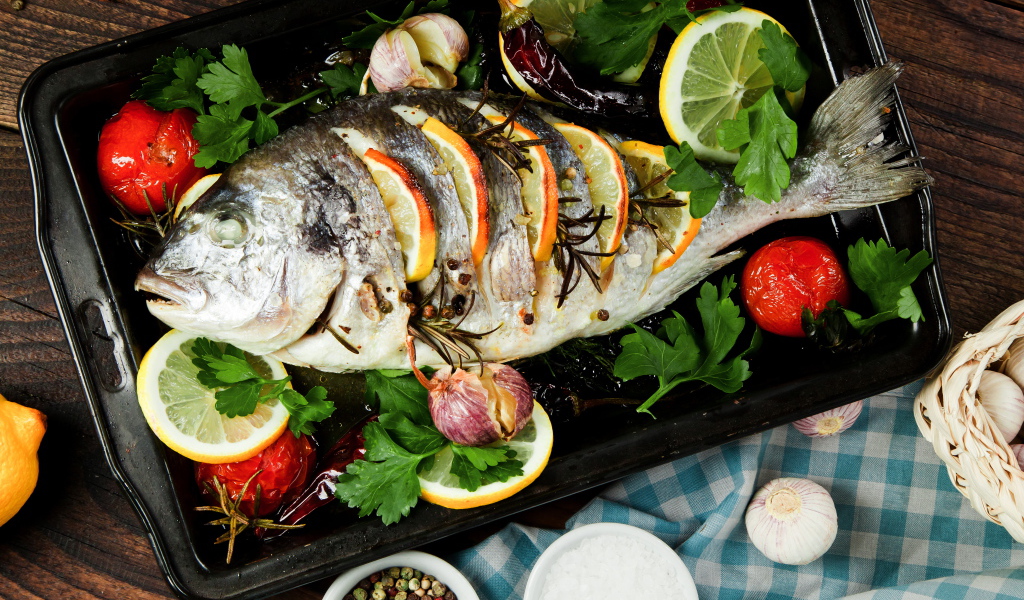 Запеченный карась с помидорами и лимоном