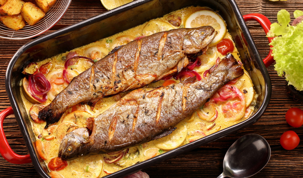 Запеченная рыба с подложкой из картофеля и лимона 