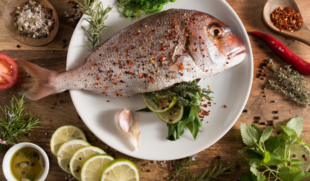 Свежая рыба со специями, зеленью и лаймом 