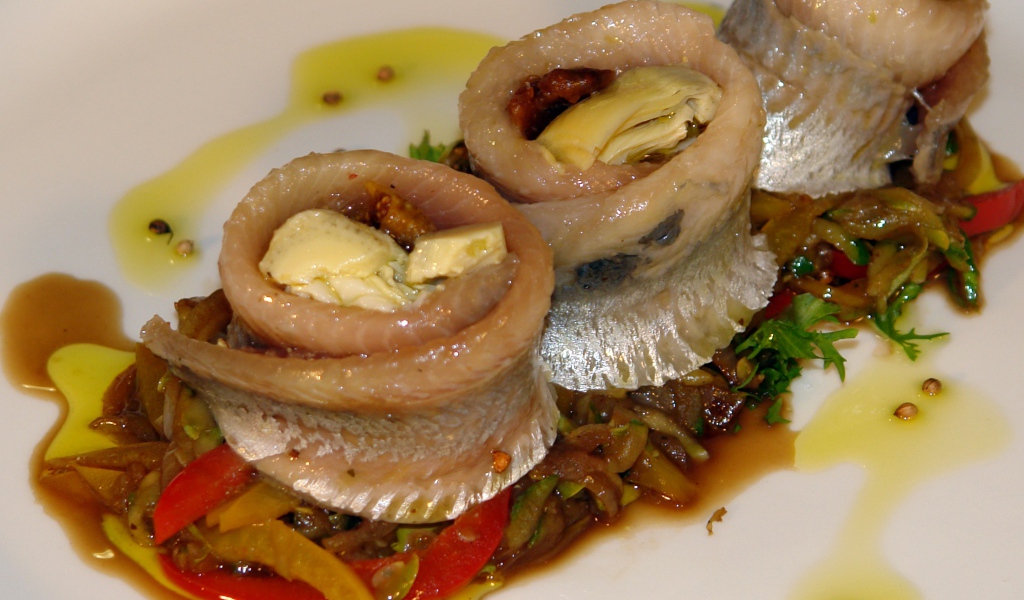 Рулетики из сельди с овощами