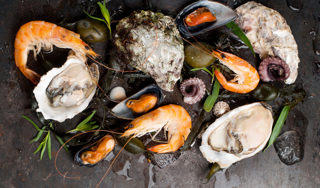 Мидии и креветки на черном столе 