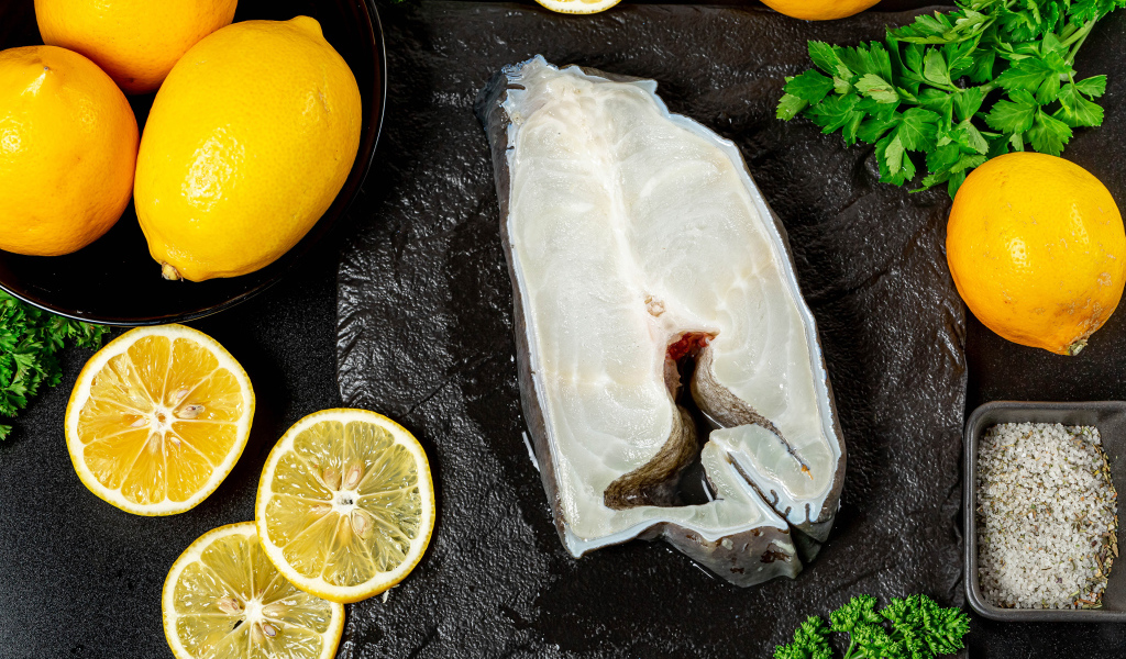 Кусок рыбы с лимоном и петрушкой 
