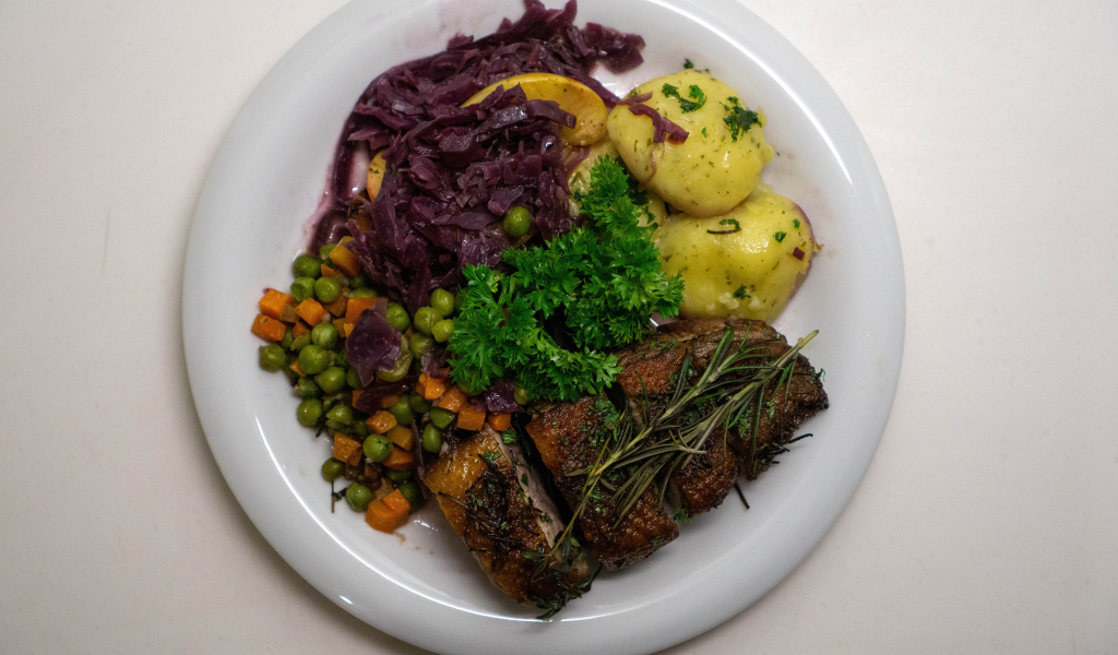 Картофель на тарелке с рыбой и салатом