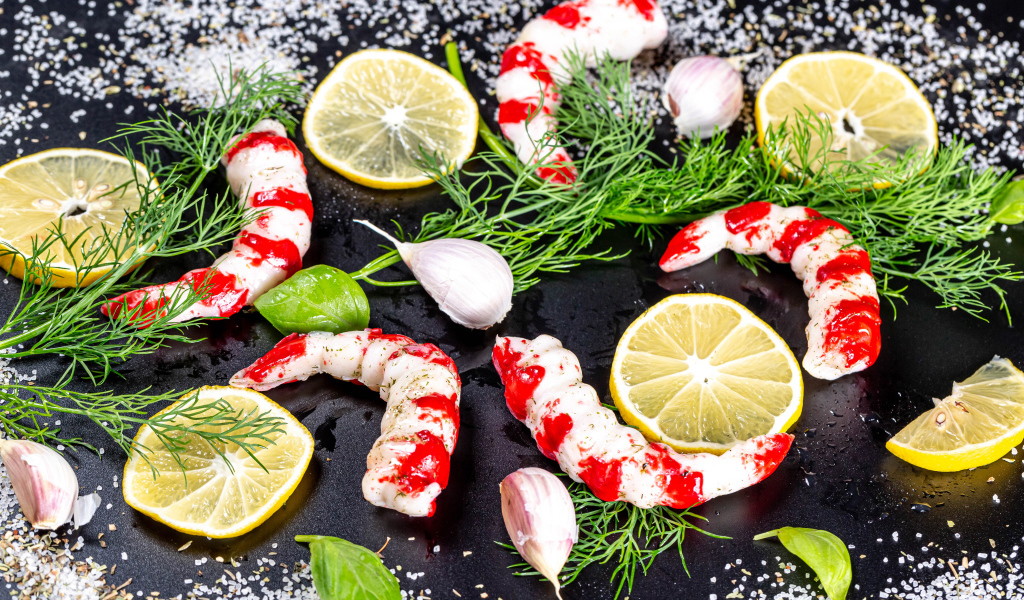 Креветки на столе с укропом и лимоном