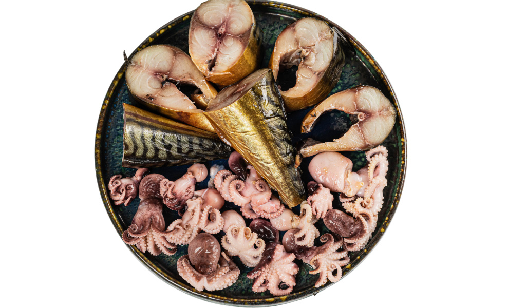 Копченая скумбрия на тарелке с кальмарами