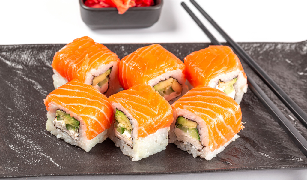 Суши Филадельфия с палочками на столе 