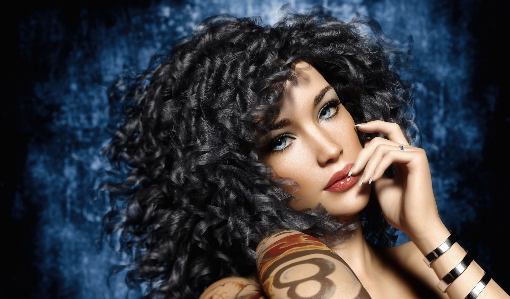 Красивая голубоглазая 3Д девушка с черными волосами