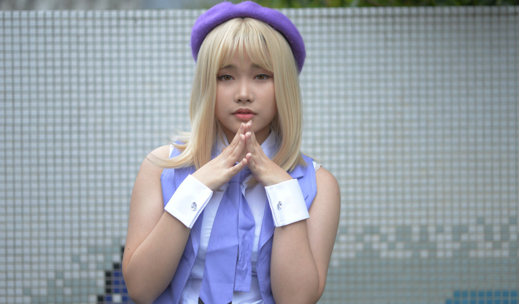 Девушка азиатка в сиреневом берете 