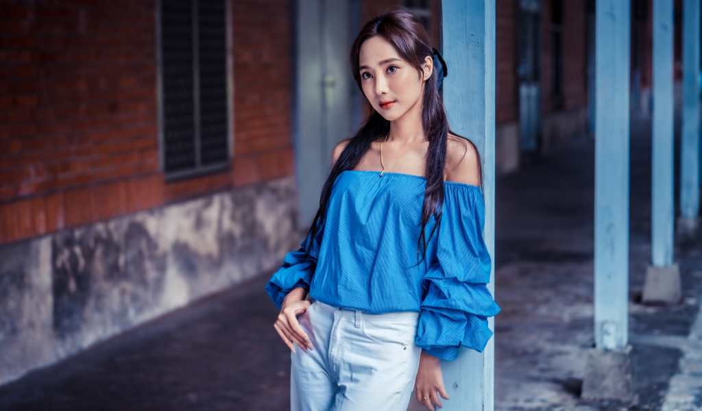 Девушка азиатка в синей блузке 