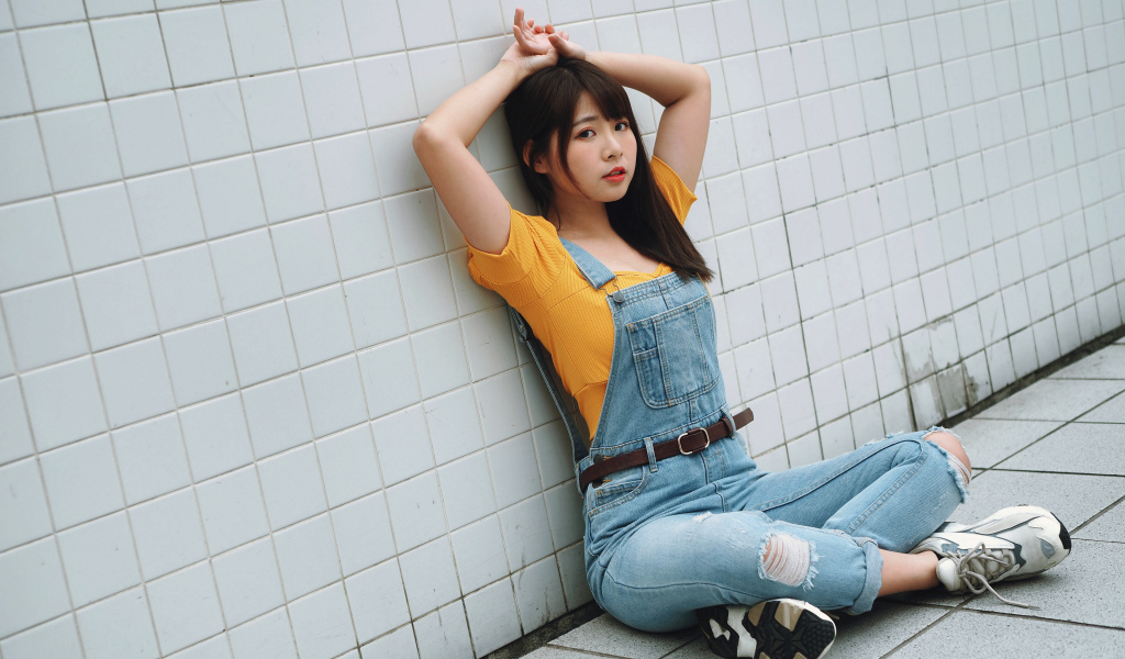 Девушка азиатка в джинсовом комбинезоне 