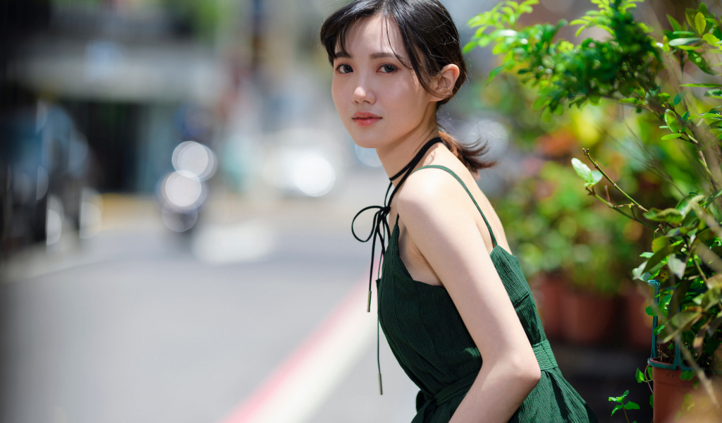 Девушка азиатка в зеленом платье 