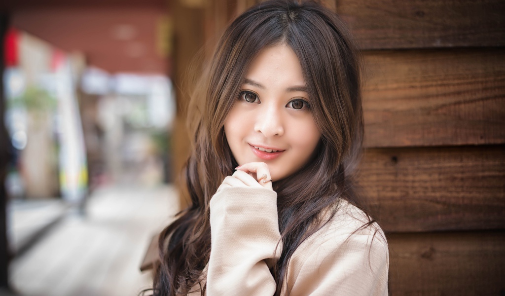 Девушка азиатка с большими карими глазами 