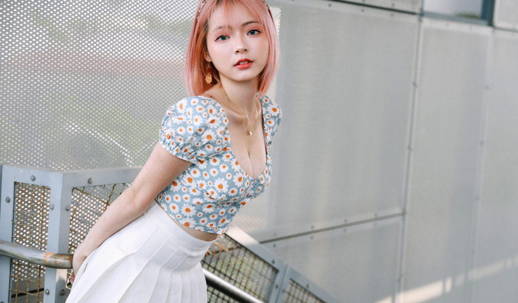 Девушка азиатка с короткой стрижкой