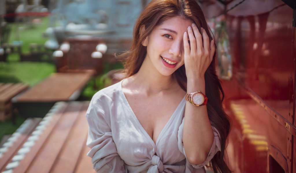 Красивая девушка азиатка закрыла рукой глаз 