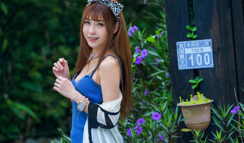 Красивая девушка азиатка в синей майке 