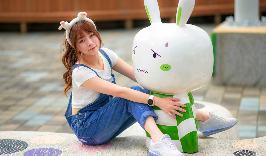 Красивая девушка азиатка с зайцем