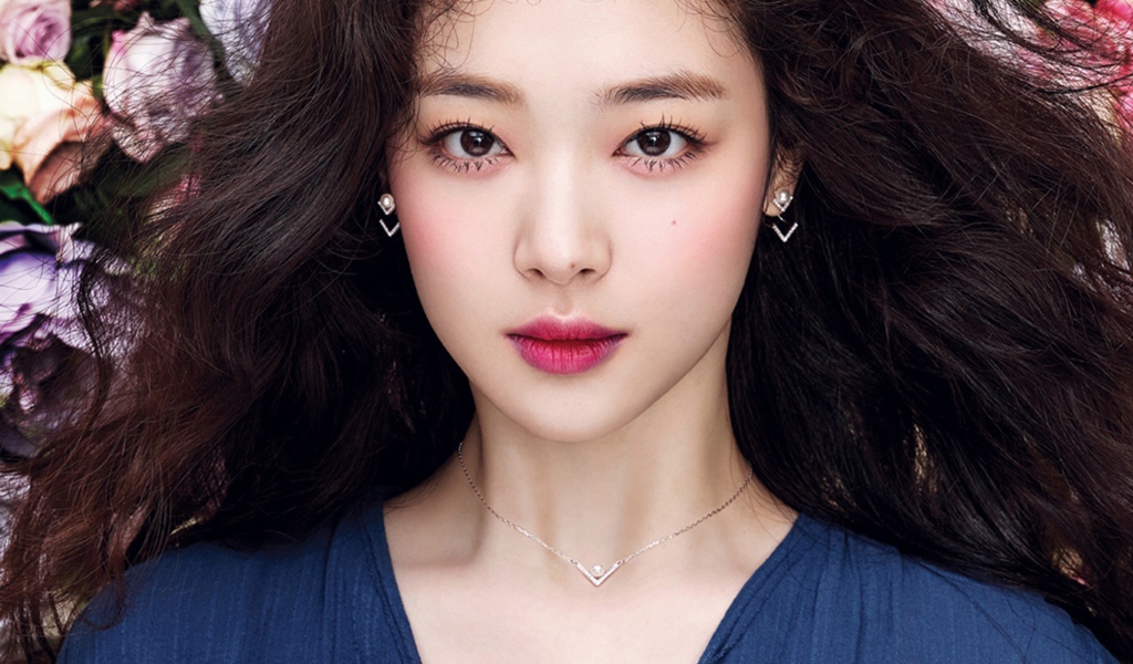 Красивая девушка азиатка с большими карими глазами 