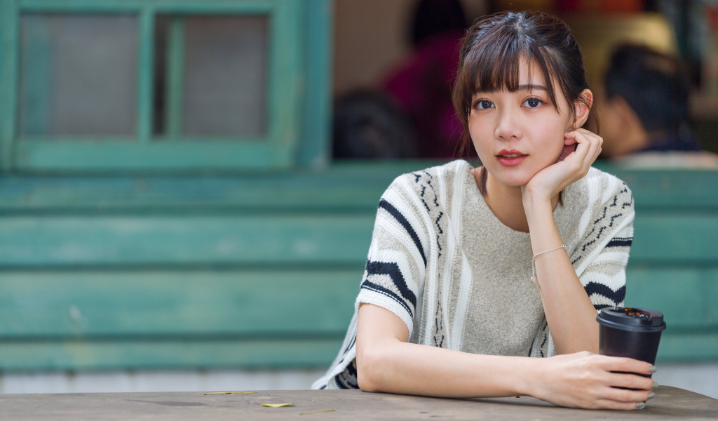 Красивая девушка азиатка с кофе в руках 