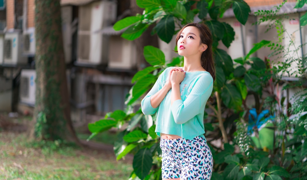 Красивая азиатка сложила руки на груди