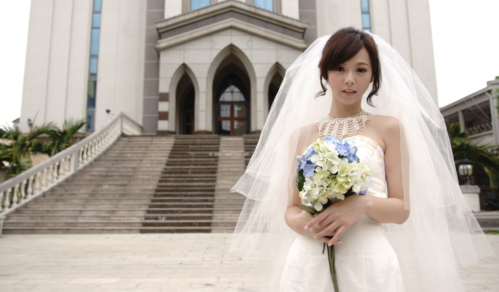 Красивая девушка азиатка в свадебном платье 