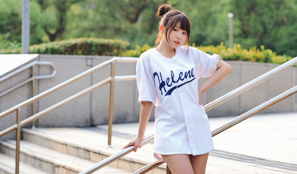 Красивая девушка азиатка в белой рубашке на ступенях 