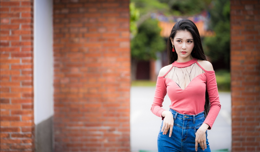 Красивая девушка азиатка в синих джинсах 