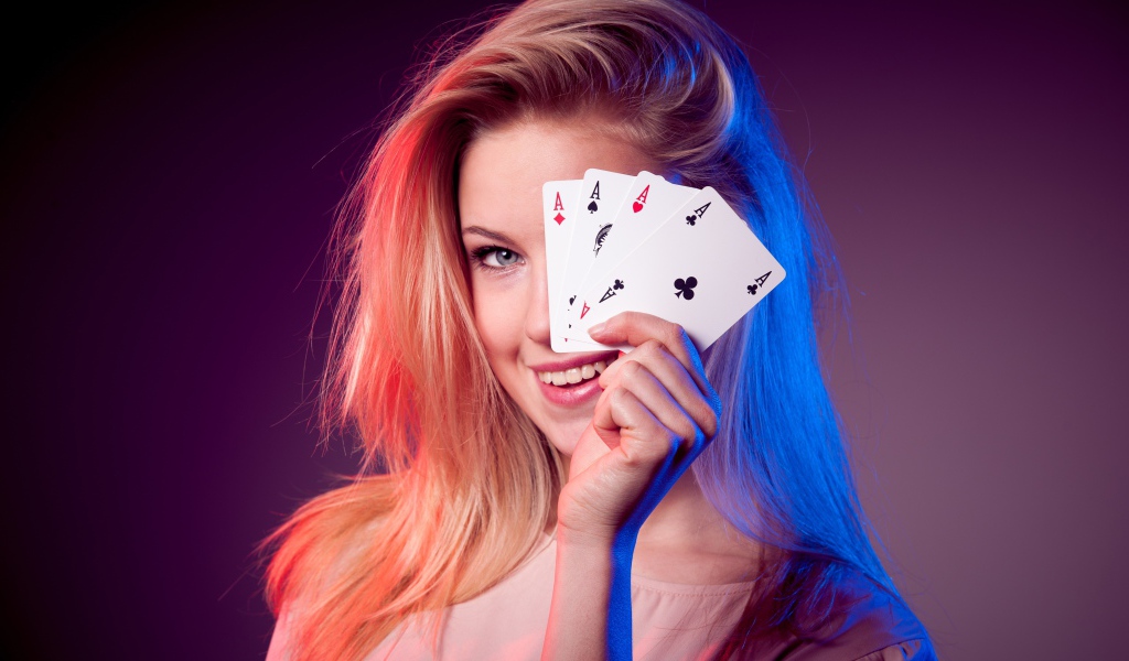 Красивая блондинка закрыла глаз картами
