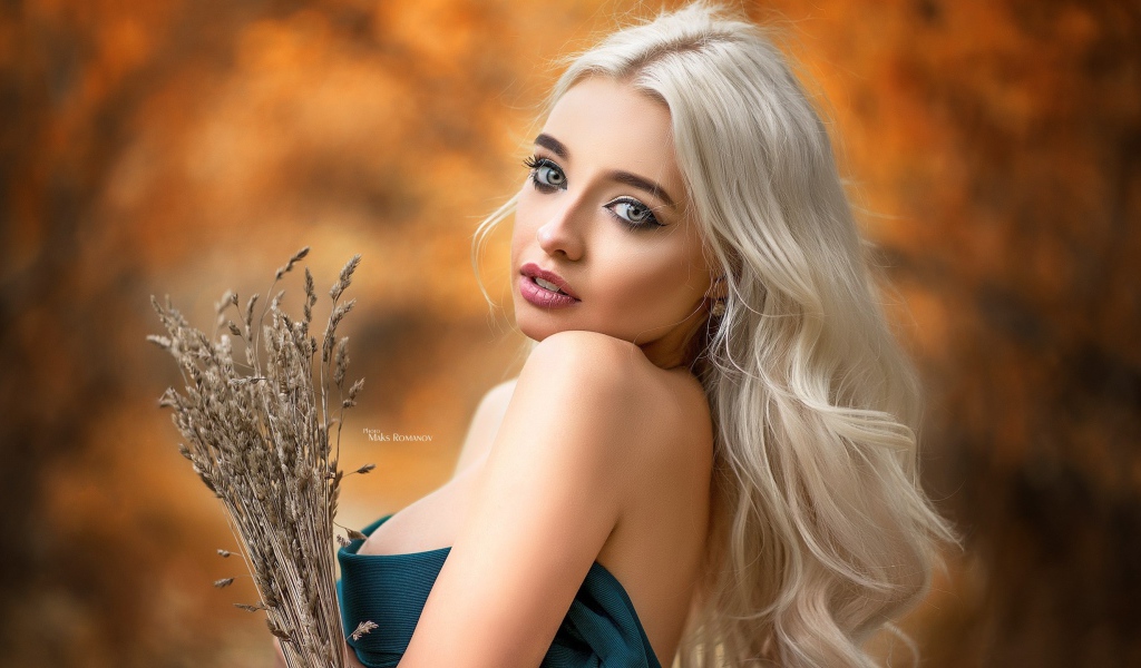 Красивая девушка блондинка с колосьями в руке