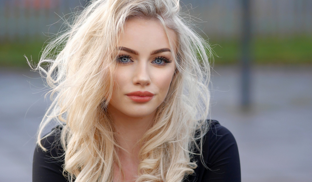 Красивая голубоглазая блондинка в лучах солнца