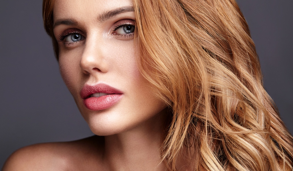 Красивые голубые глаза у длинноволосой девушки