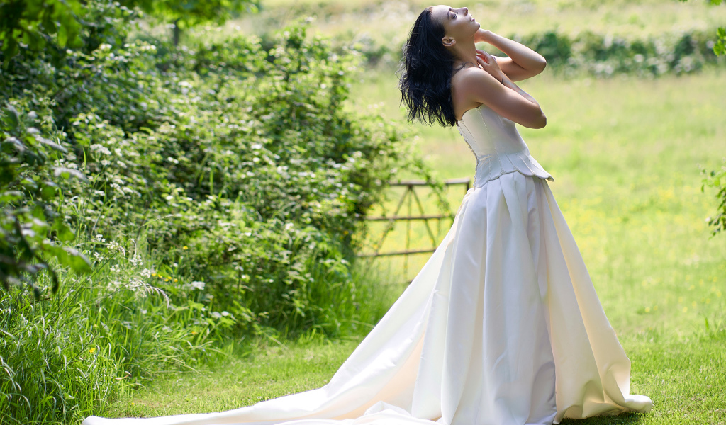 Красивая девушка невеста в белом платье 