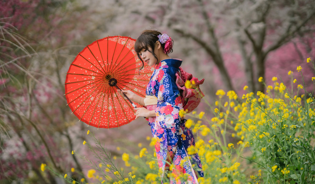 Красивая девушка в кимоно с зонтом в руке 