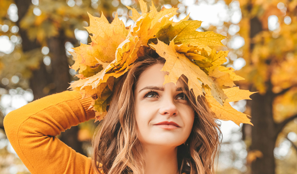 Красивая девушка с венком из листьев на голове
