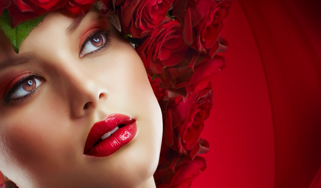 Красивая девушка с венком из роз на голове на красном фоне