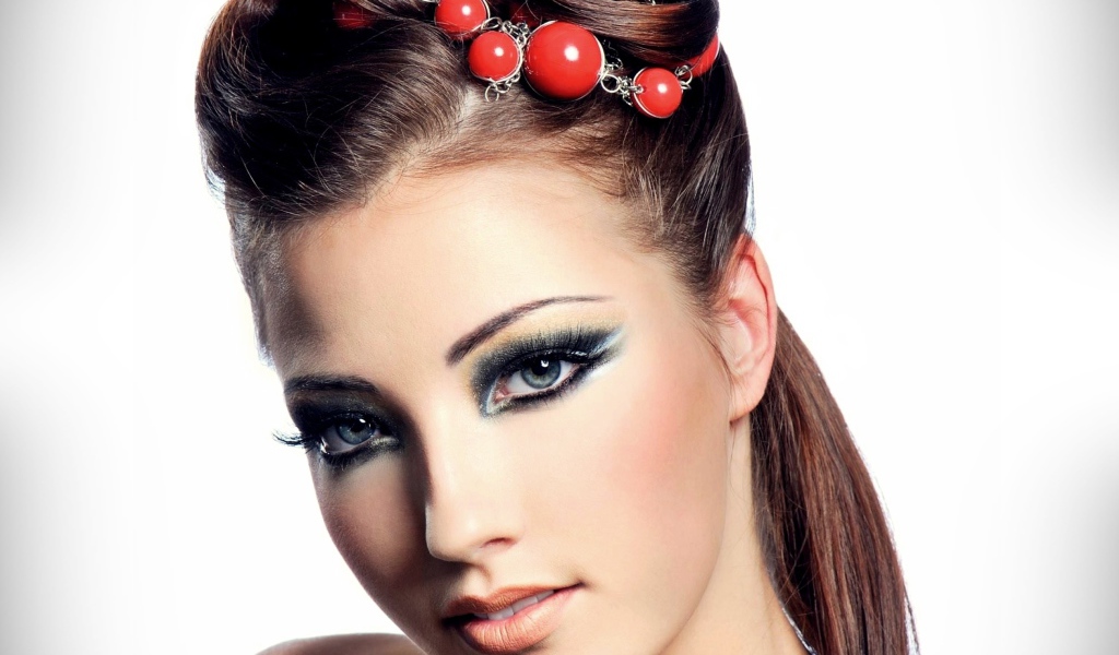Красивая девушка с украшением в волосах на сером фоне 