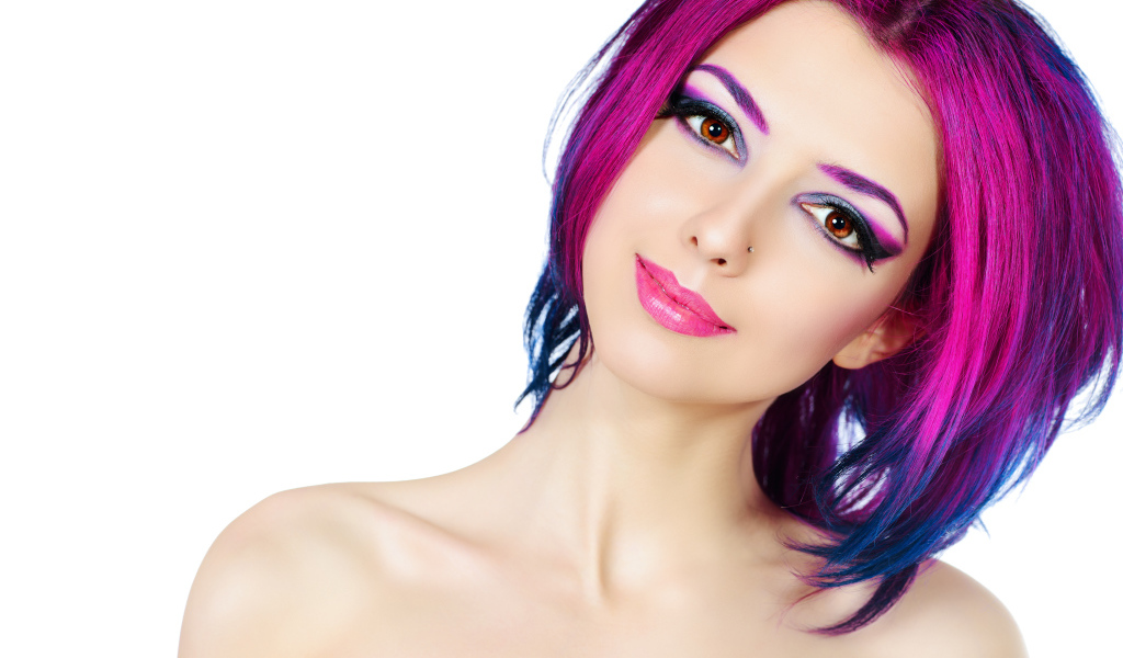 Красивая девушка с розовыми волосами на белом фоне 