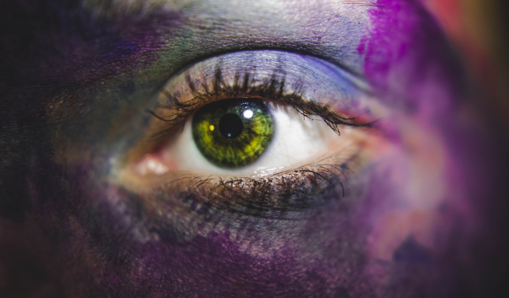 Красивый зеленый глаз в краске 