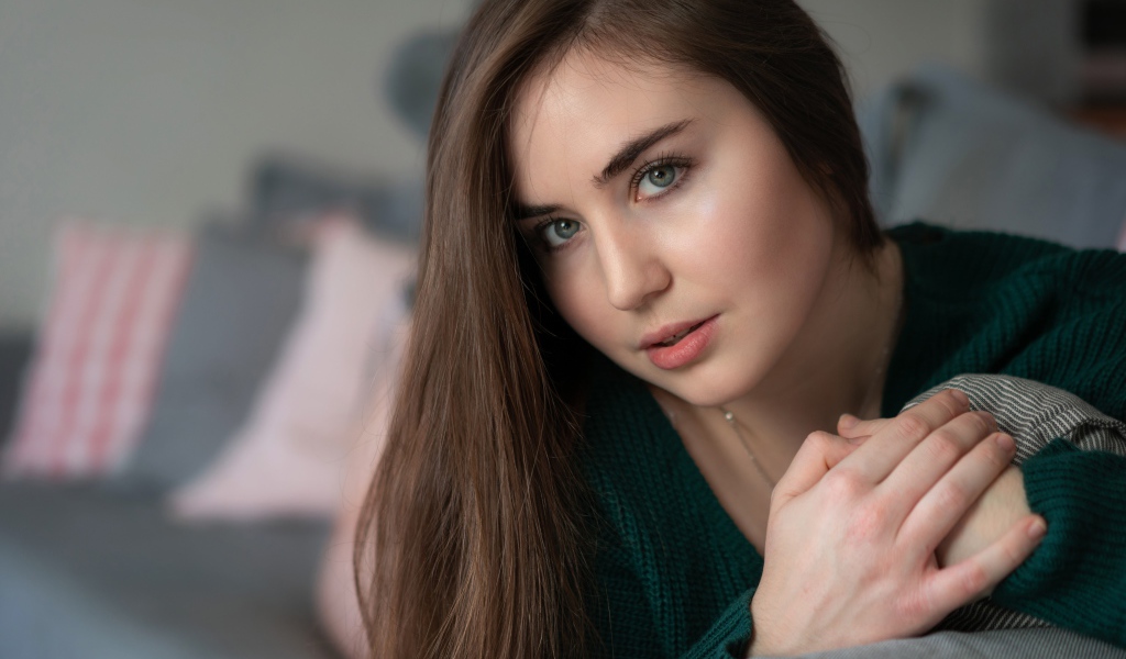 Красивая длинноволосая шатенка с серыми глазами